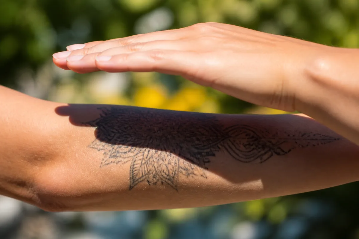 Tatouage et exposition au soleil : protéger son encre